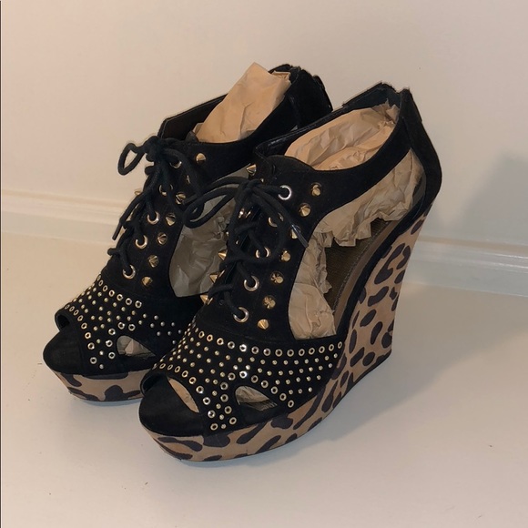 Gianni Bini Shoes - GIANNI BINI leopard print wedges! 🔥